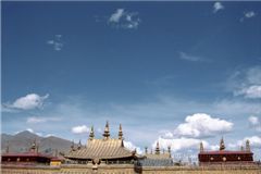 Крыши храма Джоканг.