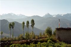 Вид на Гималаи в селении Чунгар.