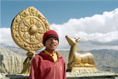 Молодой Лама на крыше Тсаранг Гомпа.