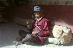 Тибетец с молитвенным барабаном.