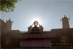 Колесо Дхармы на крыше храма Джоканг.