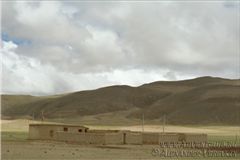 Тибетский дом у дороги.