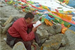 Лама читает мантры на перевале Тары I.