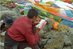 Лама читает мантры на перевале Тары II.