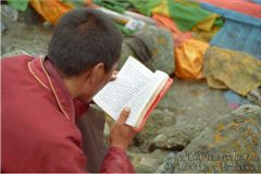 Лама читает мантры на перевале Тары III.