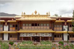 Нарбулингка - летняя резиденция Далай-ламы.