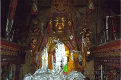 Статуя Будды Майтрея в монастыре Драк Йерпа.