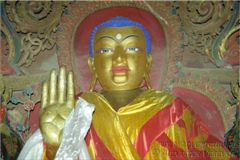 Статуи внутри Кумбум III. Будда Шакьямуни.
