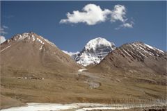 И появляется затем между холмов Авалокитешвара и Манджушри уже во всей своей красе.