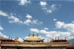 Крыша храма Джоканг и тибетское небо.
