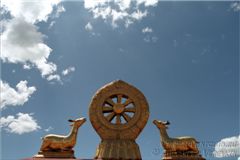 Дхармачакра на крыше храма Джоканг.