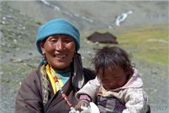 Тибетская женщина с ребенком на перевале Каро Ла.