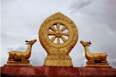 Дхармачакра на крыше Джоканга