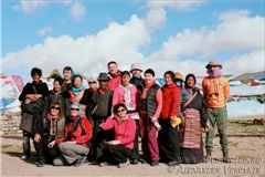 Команда Adventure club с тибетскими паломниками